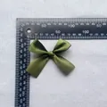Fiocco in raso verde scuro da 7,5cm per artigianato fai-da-te e decorazioni - Verde Scuro (1)