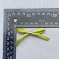 Detail eines avocadogrünen Satinbandschleifen-Zubehörs mit präzisen Maßen auf der Skala - Grasgrün (14)