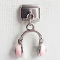 Detail eines silbernen Edelstahl Italian Charm mit rosa Emaille-Kopfhörer-Anhänger - Rosa Kopfhörer-Stil