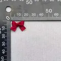 Dettaglio di un piccolo fiocco di raso rosso da 2,5 cm con scala di misurazione per DIY - Rosso Raso (18)