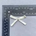 Detailansicht kleiner cremefarbener Satinschleifen mit Lineal zur 45 mm Maßstabsanzeige - Cremeweiß (15)