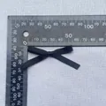 Detailaufnahme einer schwarzen Satinschleife mit Breitenmessung von 4,5 cm - Schwarz (16)