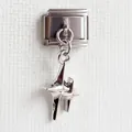 Makroaufnahme von silbernem Edelstahl Italian Charm mit modularem 4-zackigem Sternanhänger - Vierzackiger Stern Stil