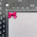 Dettaglio fiocco in raso rosa con righello che mostra la larghezza di 22mm - Rosa Polvere (19)