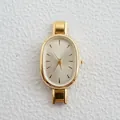 Nahaufnahme der eleganten goldenen Damenquarzuhr mit Champagnerzifferblatt und Gliederarmband - Goldrahmen Silbernes Zifferblatt