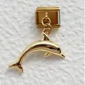 Detalle de un colgante de delfín dorado para pulseras de eslabones italianos - Delfín