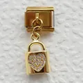 Detalle de dije de candado de corazón dorado con cristales para pulseras modulares italianas - Cerradura