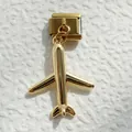 Detalle de un colgante de avión dorado en un eslabón de pulsera modular italiana - Avión