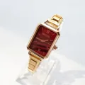 Orologio al quarzo da donna in oro con quadrante quadrato bordeaux e cinturino in metallo - Rosso