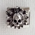 Λεπτομερής κοντινή λήψη ενός vintage νεκροκεφαλή charm για ιταλικά βραχιόλια - Κρανίο Ηλίανθου