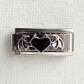 Détail d'un charme modulaire argenté avec cœur noir et ailes de chauve-souris scintillantes - Base Argent Ailes de Cœur Noir