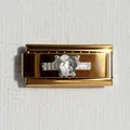 Vista macro del link charm italiano in oro con grande cristallo a cuore e strass - Cuore in Zirconia Oro
