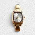 Dettaglio dell'orologio al quarzo quadrato dorato Annie Time con cinturino in metallo e diamanti - Annie time Quadrante Bianco Minimalista (5975883529659) / Bianco