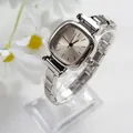 Gros plan d'une montre femme carrée en argent avec bracelet à maillons en acier - Argent
