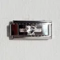 Dettaglio ravvicinato di un charm italiano in acciaio inox con cristallo a cuore - Cuore in Zirconia Argento
