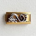 Détail du maillon de bracelet italien avec dragon argenté en relief sur métal doré - Base Or Dragon Argenté
