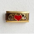 Vue détaillée du maillon de bracelet italien doré avec un cœur rouge à ailes de diable - Base Or Cœur Rouge Ailes Dorées