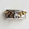 Détail macro d'une breloque chauve-souris noire et dorée avec cristaux pour bracelet - Base Argent Chauve-souris Strass Transparent (Bord Doré)
