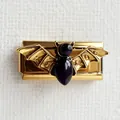 Vue macro détaillée du motif chauve-souris sur un bracelet à breloques en acier inoxydable - Base Or Chauve-souris Noire