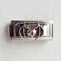 Détail d'un charm italien gothique en acier avec cœur croisé et ailes de chauve-souris - Base Argent Ailes de Cœur Argenté