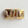 Vue macro d'un lien de bracelet italien doré orné d'un serpent serti de strass fumés - Base Or Serpent Argenté (Incrustation Zirconia Noir)
