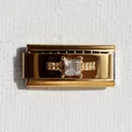 Dettaglio macro di un charm italiano dorato con zircone quadrato e finitura lucida - Piccola Zirconia Quadrata Oro Tipo 1
