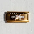 Dettaglio macro di un charm italiano dorato con grande cristallo quadrato e strass pavé - Piccola Zirconia Quadrata Oro Tipo 2