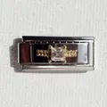 Dettaglio macro della maglia italiana in acciaio inossidabile con zircone e tocchi dorati - Piccola Zirconia Quadrata Argento Tipo 1