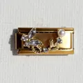 Dettaglio di un charm rettangolare dorato con farfalla di cristallo e perla bianca - Farfalla di Perla Oro Tipo 1