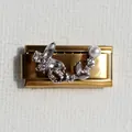 Dettaglio maglia bracciale italiano con base dorata, fiore d'argento e perla bianca - Farfalla di Perla Oro Tipo 2