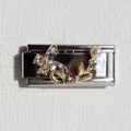 Dettaglio di un bracciale in acciaio inossidabile con fiori dorati, cristalli e perla bianca - Farfalla di Perla Argento Tipo 1