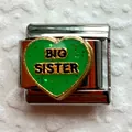 Detalle macro de charm italiano con corazón verde y texto Big Sister en dorado - Corazón Verde