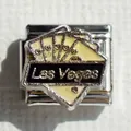 Detalle de dije Las Vegas con purpurina dorada en pulsera de acero inoxidable - Cartas de Póker
