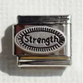 Eslabón de pulsera italiana de acero inoxidable con palabra Strength grabada en metal plateado - La Fuerza