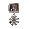 Detailopname van zilveren madeliefjesbedel op een Italiaanse modulaire armbandlink - Madeliefje Hanger (000065-13)