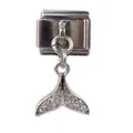 Detail van een zilveren Italiaanse bedel met een fonkelende walvishaart-hanger eraan - Visstaart Hanger (000065-20)