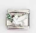 Vista macro de un charm italiano con paloma blanca y rama de olivo sobre base cuadrada - Estilo Paloma de la Paz con Rama de Olivo (003-5)
