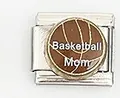Dettaglio macro del bracciale italiano con ciondolo smaltato marrone Basketball Mom - Stile Lettera Basketball Mom (002-5)