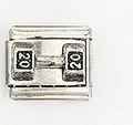 Dettaglio macro del charm italiano con design a manubrio e incisione del numero 20 - Stile Fitness Manubrio 20 (002-12)