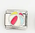 Dettaglio di un charm italiano in acciaio inossidabile con una palla da spiaggia in smalto - Stile Palla da Spiaggia Multicolore (002-17)
