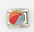Dettaglio di un charm italiano in acciaio inox con motivo a pallone da spiaggia per bracciali - Stile Palla Spiaggia Colorata (002-19)