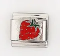 Détail macro d'un maillon de bracelet modulaire italien avec un motif fraise rouge - Style Fraise à Pois (0016-30)