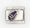Vue détaillée d'un maillon de charme italien avec une aubergine sur acier inoxydable - Style Aubergine Violette (0016-16)