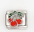 Gros plan sur un charm italien en acier argenté avec cerises rouges et feuilles vertes - Style Triple Cerise (0016-22)