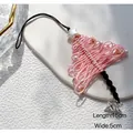 Détail d'un pendentif sapin de Noël rose tissé main avec perles et étoiles blanches - Style Étoile Blanche Corde Noire / Rose