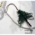 Détail d'un pendentif sapin de Noël tressé à la main avec nœud blanc et breloque en étoile - Style Nœud Étoile Métal Corde Marron / Vert clair