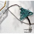 Détail du pendentif sapin de Noël tissé vert avec cloches argentées et longueur de 15 cm - Style Cloche Argentée Corde Noire / Vert Émeraude