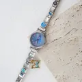 Dettaglio dell'orologio a bracciale modulare con ciondoli a cuore su base in pietra - Quadrante Blu Scuro Pendaglio Stella
