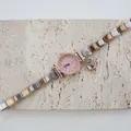 Dettaglio orologio al quarzo oro rosa con quadrante rosa, cristalli e ciondolo tartaruga - Quadrante Rosa Pendaglio Tartaruga
