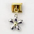 Detail eines italienischen Modul-Charms mit silbernem Blumenanhänger und goldener Mitte - Gold Und Silber Bi-Color Blume Stil (1)